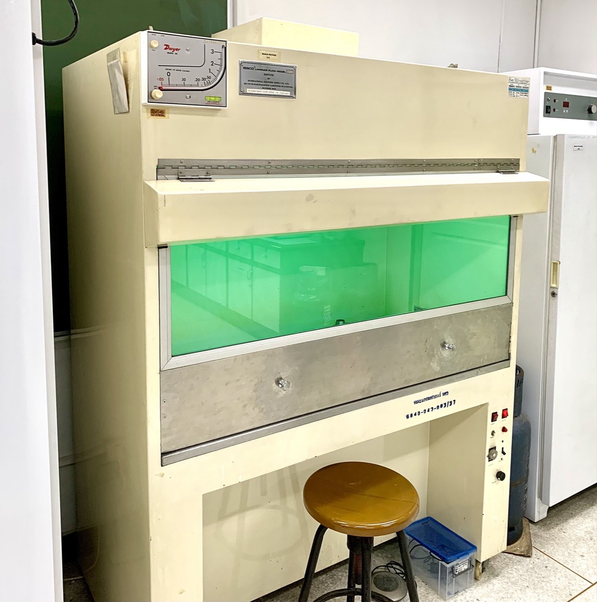 Cabina de bioseguridad en un laboratorio de microbiología